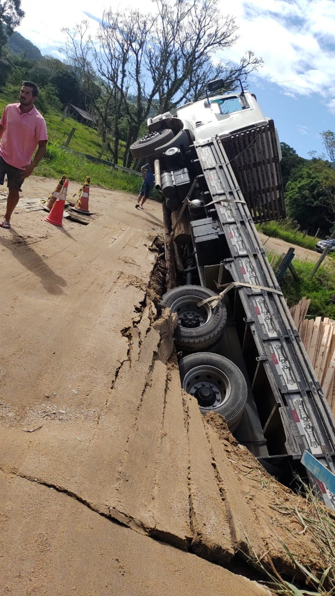 PRF flagra caminhão com suspensão irregular no Paraná - Blog do Caminhoneiro